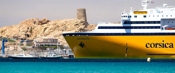 Le navire Corsica Ferries à l'arrivée sur l'île Rousse en Corse. Crédit photo Corsica Ferries/D.R.