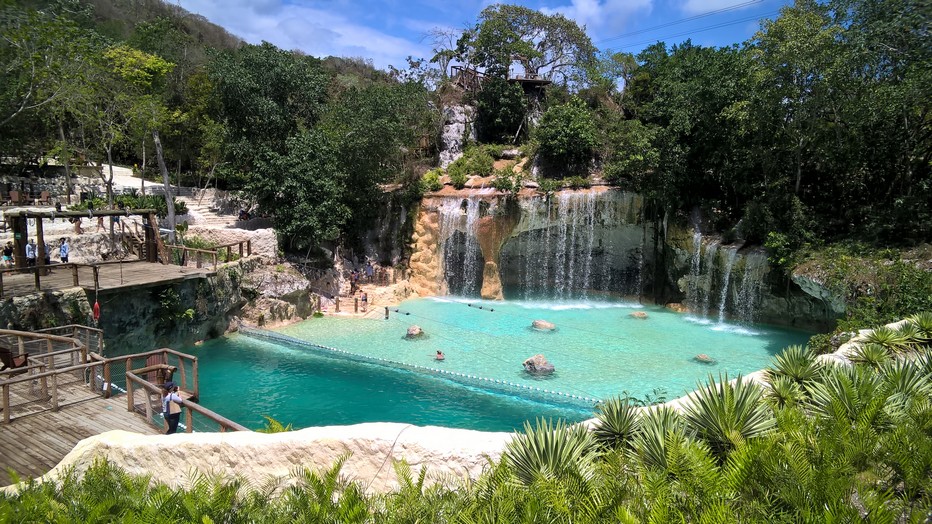 Dans les environs immédiats de Punta Cana, le Scape Park est un parc à thème qui vous assurera de belles sensations fortes grâce notamment à son étonnant réseau de tyroliennes et la possibilité de nager dans un cénote, curiosités géologiques , gouffres aux reflets bleutés partiellement ou complètement remplis d'eau. Crédit photo David Raynal.