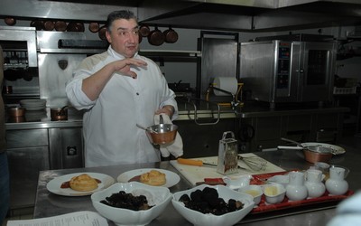 Jean Genevoix, préparation du Feuilleté de foie gras à la truffe