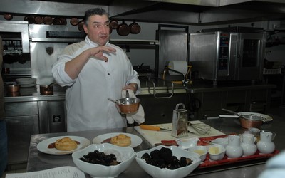 Jean Genevoix, préparation du Feuilleté de foie gras à la truffe Jean Genevoix, préparation du Feuilleté de foie gras à la truffe
