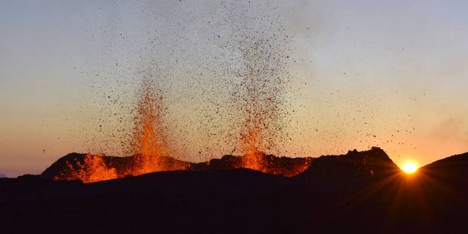 Reconnu mondialement pour ses éruptions splendides et spectaculaires, mais aussi régulières, le volcan réunionnais offre, une fois encore, un spectacle inédit; @ IRT Serge Gelabert Reconnu mondialement pour ses éruptions splendides et spectaculaires, mais aussi régulières, le volcan réunionnais offre, une fois encore, un spectacle inédit; @ IRT Serge Gelabert