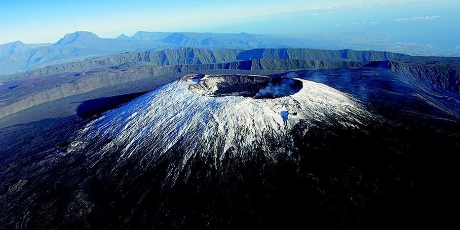 La Réunion : Le Piton de La Fournaise sous la neige. @ IRT Serge Gelabert La Réunion : Le Piton de La Fournaise sous la neige. @ IRT Serge Gelabert