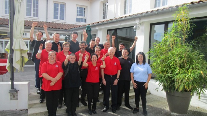 Souriant, le personnel au complet de la cuisine des 4 Vents; @ 4 Vents Souriant, le personnel au complet de la cuisine des 4 Vents; @ 4 Vents