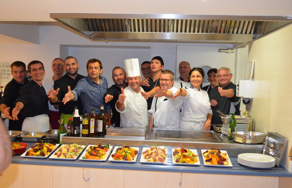 Le chef cuisinier Patrice Beranger, son équipe et la présence de l'animateur télé Laurent Mariotte, dans les cuisines des 4 Vents à Noirmoutier. @ 4 Vents