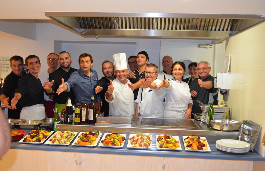 Le chef cuisinier Patrice Beranger, son équipe et la présence de l'animateur télé Laurent Mariotte, dans les cuisines des 4 Vents à Noirmoutier. @ 4 Vents Le chef cuisinier Patrice Beranger, son équipe et la présence de l'animateur télé Laurent Mariotte, dans les cuisines des 4 Vents à Noirmoutier. @ 4 Vents