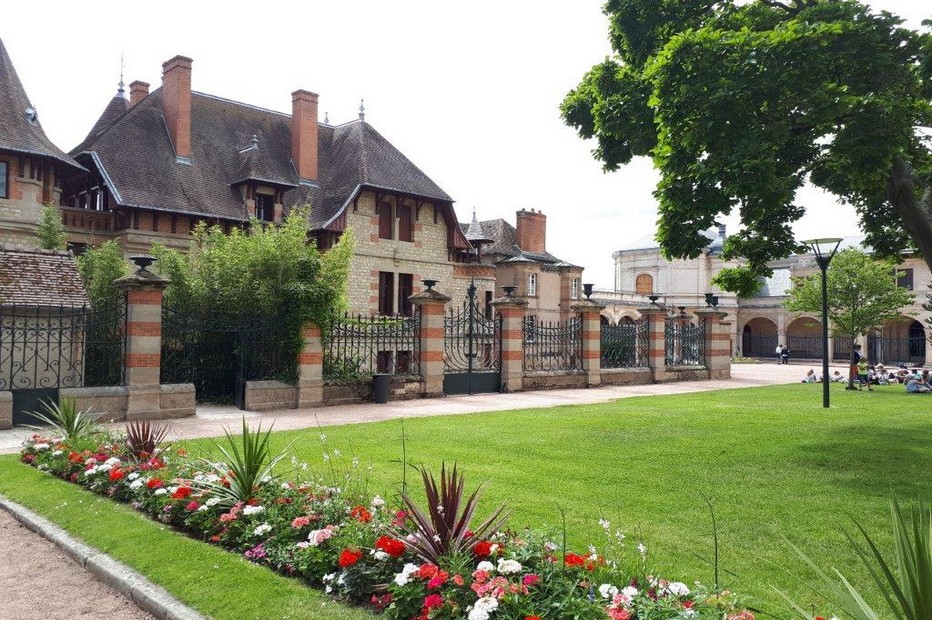 Maison Mantin et au fond musée Anne de Beaujeu. @ DR