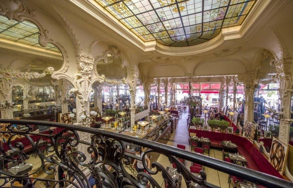 Grand Café ! Une institution, le Grand Café fait partie des dix plus belles brasseries 1900 de France. Il vit  Gabrielle Chanel chanter l'inoubliable ! « Qui qu'a vu Coco dans l'Trocadéro » avant de devenir Coco; @ Luc Olivier CDT