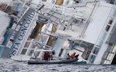 Le Costa Concordia au large de l'île de Giglio, en Italie le 15 janvier 2012. AP Photo/Gregorio Borgia