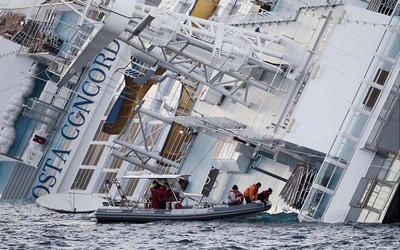 Le Costa Concordia au large de l'île de Giglio, en Italie le 15 janvier 2012. AP Photo/Gregorio Borgia Le Costa Concordia au large de l'île de Giglio, en Italie le 15 janvier 2012. AP Photo/Gregorio Borgia