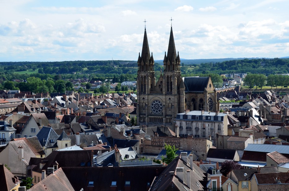 Au cœur de la ville de Moulins, à côté du musée Anne-de-Beaujeu, se dresse le plus vieux monument de la ville. Appelé communément « La Mal Coiffée » au sommet  du site  la   tour défensive, la courtine révèle alors une vue imprenable et inédite sur Moulins et le Bourbonnais, sans doute l’une des plus belles.@ David Raynal