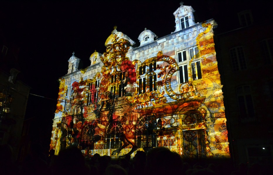 Illuminations sur la Caisse d'Epargne de Moulins. Cette mise en lumière du patrimoine de la cité est principalement portée par Moulins Communauté et s’inscrit dans le cadre du nouveau schéma de développement touristique de l’agglomération de Moulins. @David Raynal