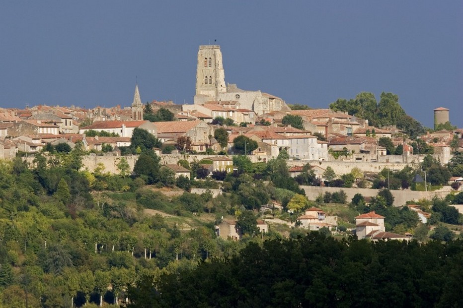 Le village de Lectoure,  ancienne capitale des comtes d’Armagnac, l'un des plus beaux villages de France.@ villagedeFrance.fr