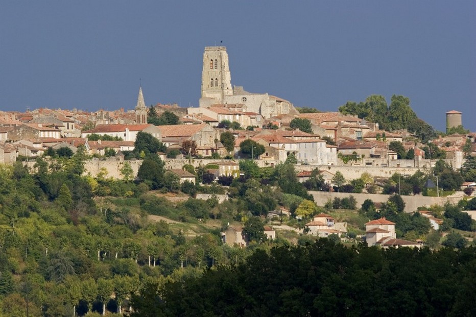 Le village de Lectoure, ancienne capitale des comtes d’Armagnac, l'un des plus beaux villages de France.@ villagedeFrance.fr Le village de Lectoure, ancienne capitale des comtes d’Armagnac, l'un des plus beaux villages de France.@ villagedeFrance.fr