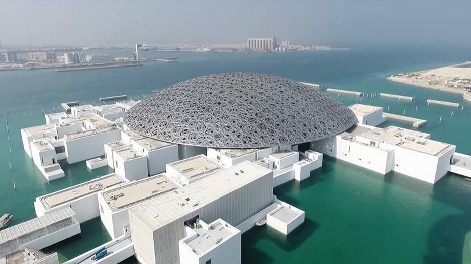 Dans une magnifique structure abritée par un dôme conçu par l’architecte Jean Nouvel et situé dans le quartier culturel d’Abu Dhabi sur l’île de Saadiyat, le Louvre Abu Dhabi a célébré son ouverture au public en novembre 2017 @ Louvre Abu Dhabi Dans une magnifique structure abritée par un dôme conçu par l’architecte Jean Nouvel et situé dans le quartier culturel d’Abu Dhabi sur l’île de Saadiyat, le Louvre Abu Dhabi a célébré son ouverture au public en novembre 2017 @ Louvre Abu Dhabi