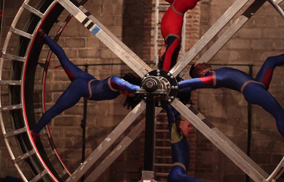 Du 18 au 21 septembre les visiteurs pourront rencontrer des « machines vivantes » au hasard des salles du musée et admireront le travail de la chorégraphe Elizabeth Streb et de sa STREB Extreme Action Troupe associant acrobaties, arts du cirque et danse contemporaine dans une performance spectaculaire sur des machines géantes.@ musée Louvre Abu Dhabi Du 18 au 21 septembre les visiteurs pourront rencontrer des « machines vivantes » au hasard des salles du musée et admireront le travail de la chorégraphe Elizabeth Streb et de sa STREB Extreme Action Troupe associant acrobaties, arts du cirque et danse contemporaine dans une performance spectaculaire sur des machines géantes.@ musée Louvre Abu Dhabi