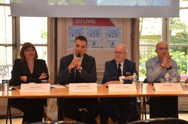 Conférence de presse de la trentième édition du FIG qui s'est déroulée début septembre dans les locaux du  CNL avec  de gauche à droite , Victoria Kapps directrice du festival, David Valence, Maire de Saint-Dié-des-Vosges Vice-Président de la Région Grand Est, Christian Pierret, fondateur du Festival ,Gilles Fumey, professeur à l’université Paris-Sorbonne et président de l'ADFIG. @www.fig.saint-die-des-vosges.fr