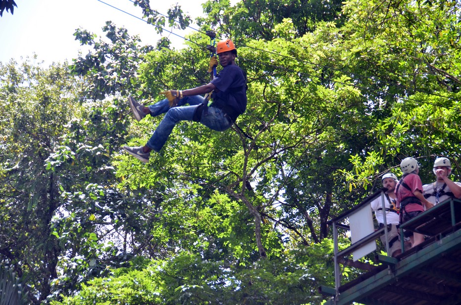 Un peu partout la nature se dévoile en empruntant les vertigineuses lignes de tyrolienne, (zip-line en anglais) les passerelles suspendues ou encore le « tram » une nacelle de 8 personnes qui survole tranquillement la canopée.@ David Raynal