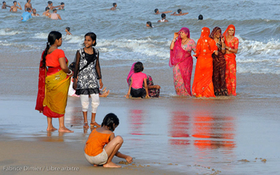 Femmes indiennes sur la plage de Puri