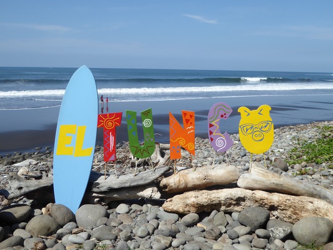 Puro Surf, proposant des initiations dès l’âge de 5 ans ! Forte de son succès, la côte voit se multiplier les hôtels de charme ou de standing, en particulier autour du joli village de El Tunco,@ C.G. Puro Surf, proposant des initiations dès l’âge de 5 ans ! Forte de son succès, la côte voit se multiplier les hôtels de charme ou de standing, en particulier autour du joli village de El Tunco,@ C.G.