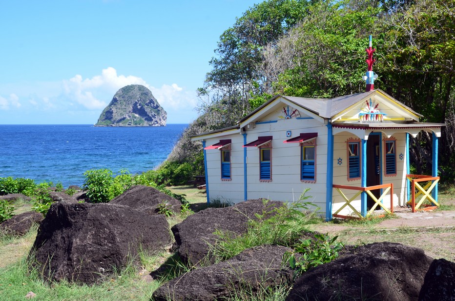 La maison du bagnard se présente comme une adorable petite case aux couleurs vives et chatoyantes face à l’immensité de l’Atlantique. Crédit photo David Raynal.