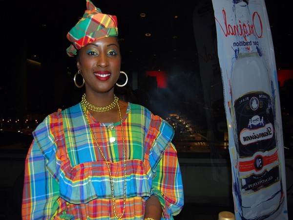 Une guadeloupéenne en costume traditionnel.