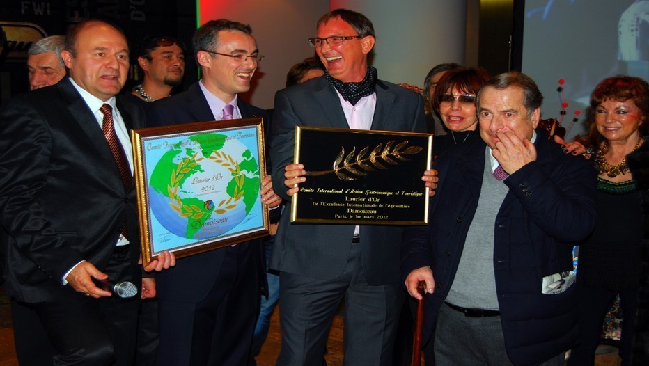 Hervé Damoiseau (au centre), l’écrivain Paul-Loup Sulitzer (à droite), Eric Duluc (1er à gauche),  président de la fédération internationale de tourisme et Nicolas Legendre de Spiridom.