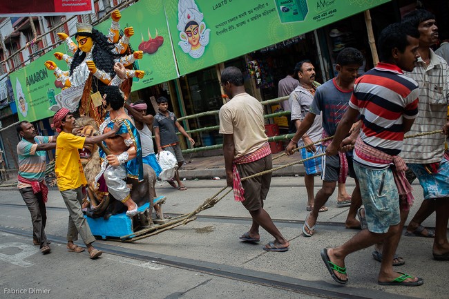 Une fois terminées, les effigies de Durga sont acheminées vers les Pandals. @ Fabrice Dimier