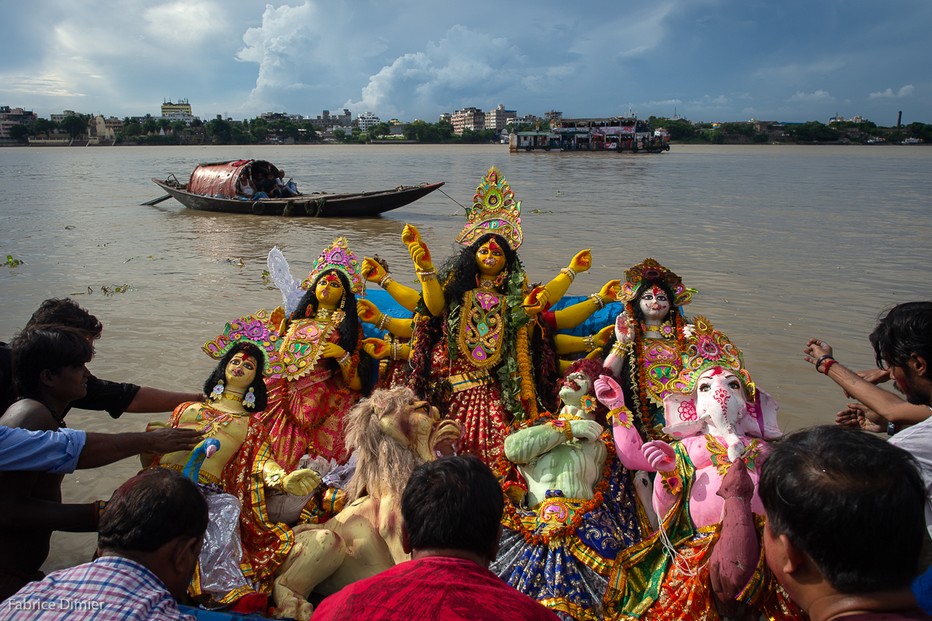 Fin du Festival. Toutes les effigies sont menées au fleuve pour être immergées. On dit adieu à Durga jusqu'à l'année prochaine . @Fabrice Dimier