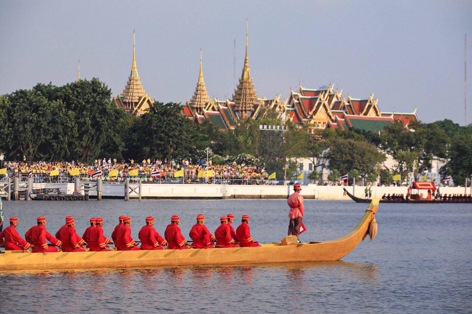 Le 12 décembre prochain cérémonies en l’honneur de l’accession au pouvoir de Rama X, nouveau roi de Thaïlande.Les barges glissent devant le Palais Royal. @ O.T. Thaïlande.
