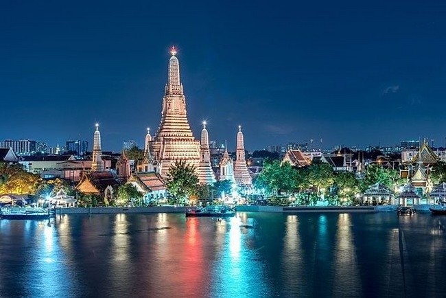 Comme de nos jours, les embarcations royales conduisaient donc le monarque du Grand Palais au Wat Arun ou Temple de l’Aube. @ lindigomag/Pixabay Comme de nos jours, les embarcations royales conduisaient donc le monarque du Grand Palais au Wat Arun ou Temple de l’Aube. @ lindigomag/Pixabay