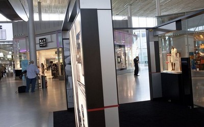 Boutiques de luxe à l'aéroport Roissy-Charles de Gaulle.