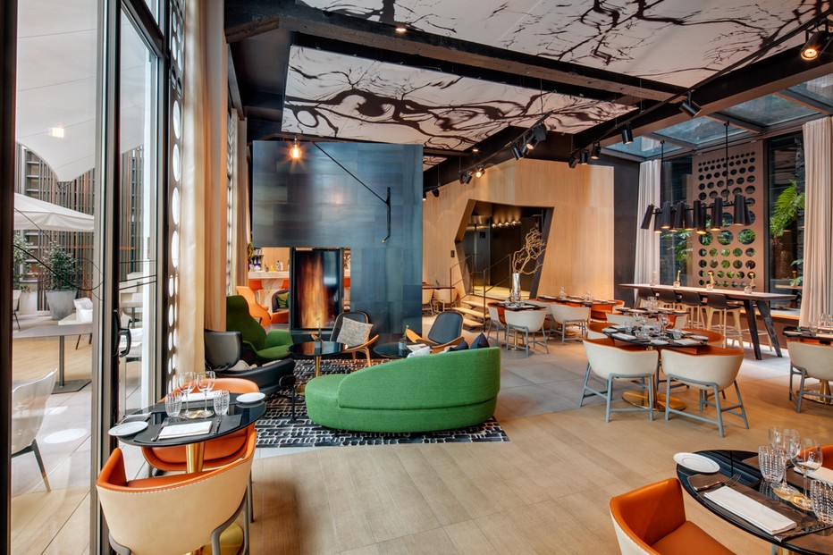 La salle très conviviale et élégante du restaurant du Cinq Codet décoration signée signée Jean-Philippe Nuel . @ JPREROVSKY La salle très conviviale et élégante du restaurant du Cinq Codet décoration signée signée Jean-Philippe Nuel . @ JPREROVSKY