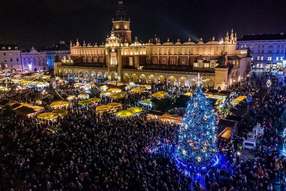 Rynek Główny, l'une des plus grandes, sinon la plus grande place médiévale d’Europe mesure 200 mètres sur 200 - © Sebastian Dudek