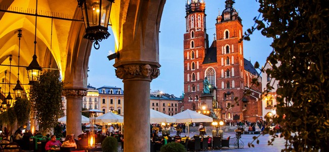 Aujourd’hui la Rynek Główny, la fière esplanade en forme de quadrilatère est entourée de bars et de restaurants où viennent s’attabler habitants et touristes. @ Office de Tourisme de Pologne.