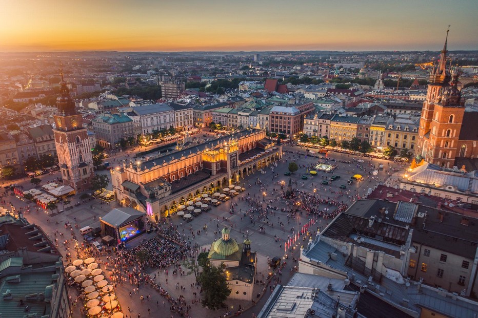 Lors de la période de l'Avent, le marché de Cracovie retrouve toutes ses lettres de noblesses et son caractère commercial ancestral.@Highenough.pl