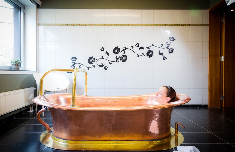 L'établissement dispose de cinquante-trois cabines de soins avec des baignoires en cuivre qui sont alimentées avec l' eau Marie-Henriette. @ DR L'établissement dispose de cinquante-trois cabines de soins avec des baignoires en cuivre qui sont alimentées avec l' eau Marie-Henriette. @ DR