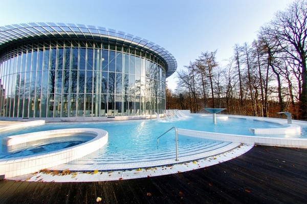 Une architecture moderne et des eaux bénéfiques aux thermes de Spa en Wallonie @ DR