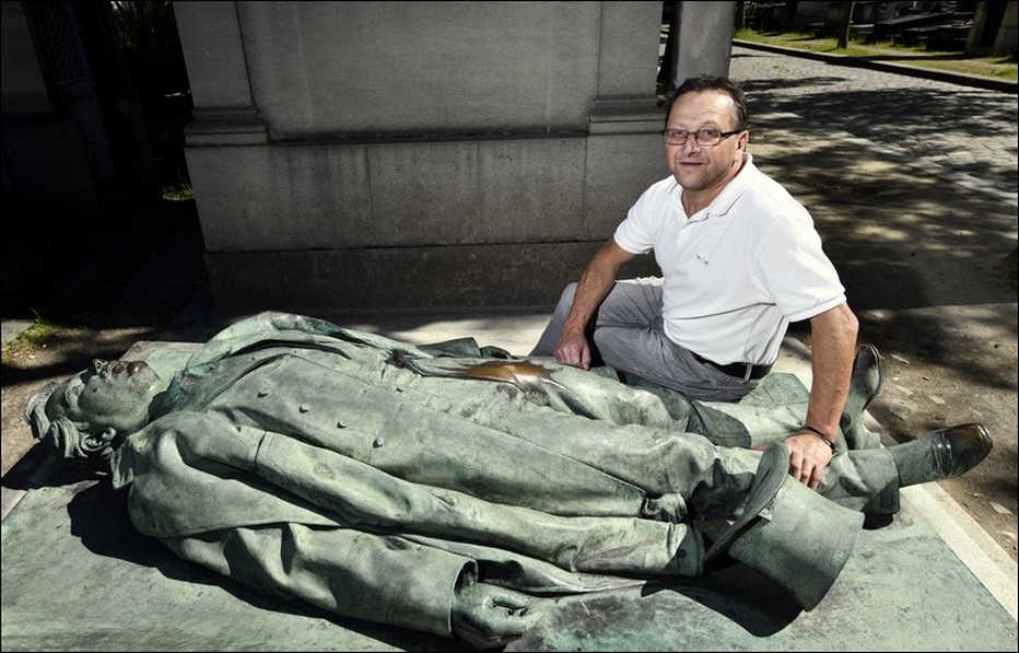 Bertrand Munier pose près de la sépulture de Victor Noir réalisée par Jules Dalou, si particulière, située au cimetière parisien du Père-Lachaise.. @ DR