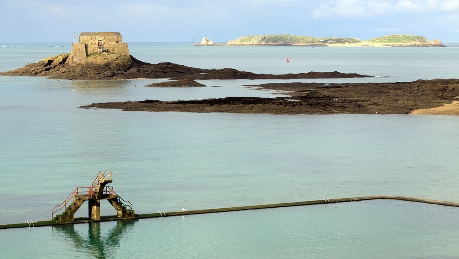 Vue du Petit Bé et de l'île de Cézembre depuis les remparts de Saint-Malo (crédit photo David Raynal)