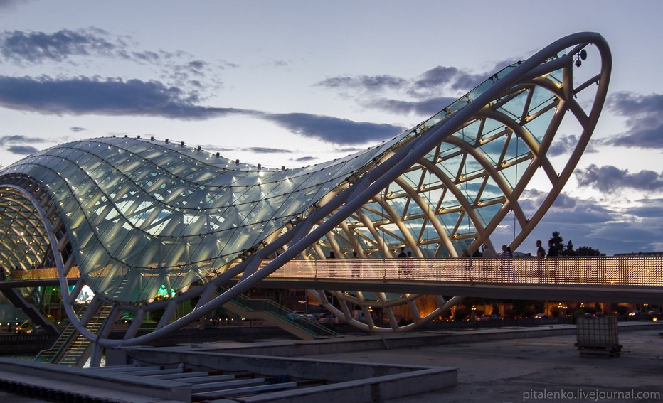 le Pont de la Paix déroule son élégante passerelle de verre et d'acier, reliant les deux rives du Mtkavri. Dessiné par l’architecte Michele De Lucchi il a été inauguré par le président de la Géorgie Mikhaïl Saakashviliche le 6 mai 2010.. @ O.T. Georgie le Pont de la Paix déroule son élégante passerelle de verre et d'acier, reliant les deux rives du Mtkavri. Dessiné par l’architecte Michele De Lucchi il a été inauguré par le président de la Géorgie Mikhaïl Saakashviliche le 6 mai 2010.. @ O.T. Georgie