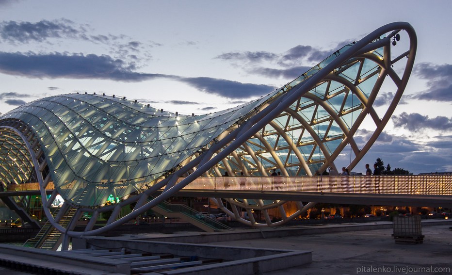 le Pont de la Paix déroule son élégante passerelle de verre et d'acier, reliant les deux rives du Mtkavri. Dessiné par l’architecte Michele De Lucchi il a été inauguré par le président de la Géorgie Mikhaïl Saakashviliche le 6 mai 2010.. @ O.T. Georgie