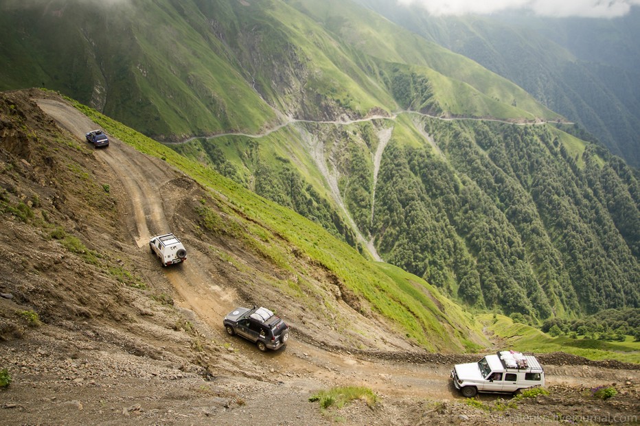 Le paysage devient de plus en plus sauvage en gravissant  la route militaire qui file au nord en direction de la Russie, escaladant les pentes de la vallée de l'Aragvi, de plus en plus encaissée.@ FS