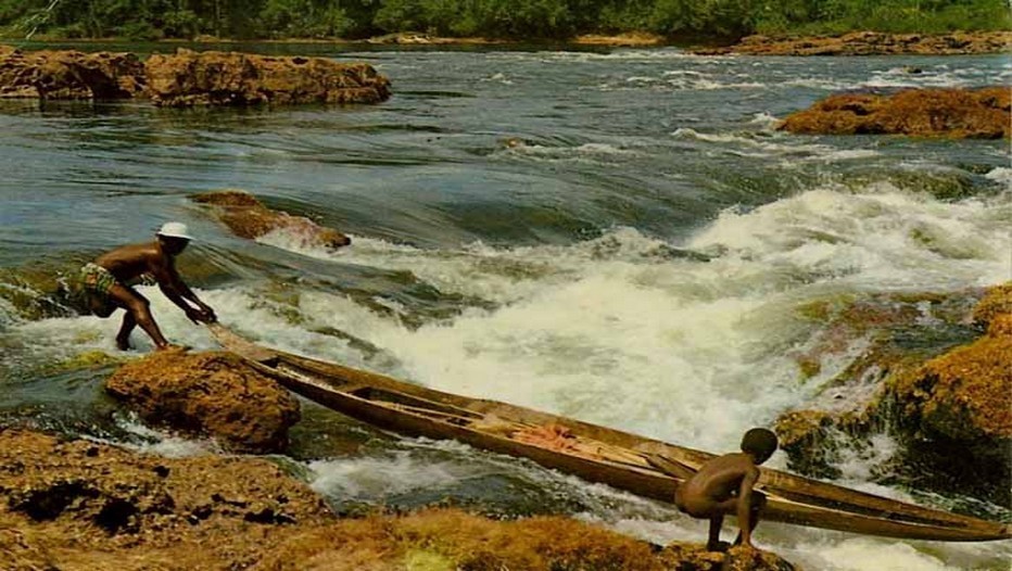 Piroguiers sur le Fleuve Maroni (Guyane)(Photo lizabuzz.com)