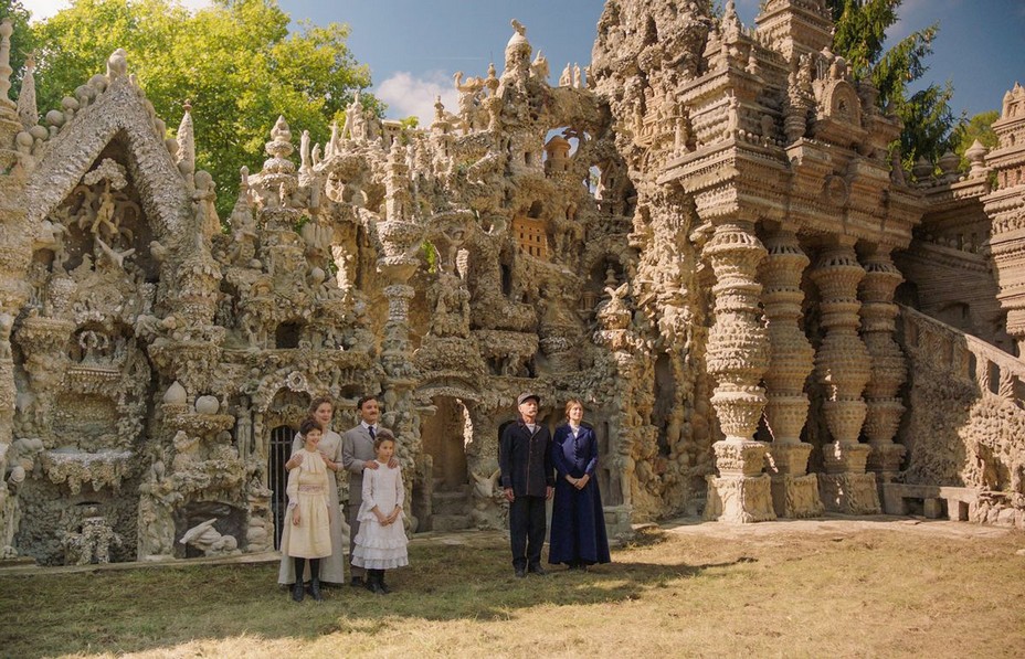 Agnès Varda au Palais Idéal du Facteur Cheval