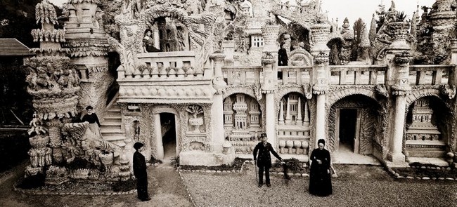 Agnès Varda au Palais Idéal du Facteur Cheval