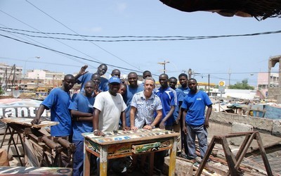 Ramon Llouch au Sénégal entouré de son équipe, fils de pêcheurs, formée au métier de charpentier.