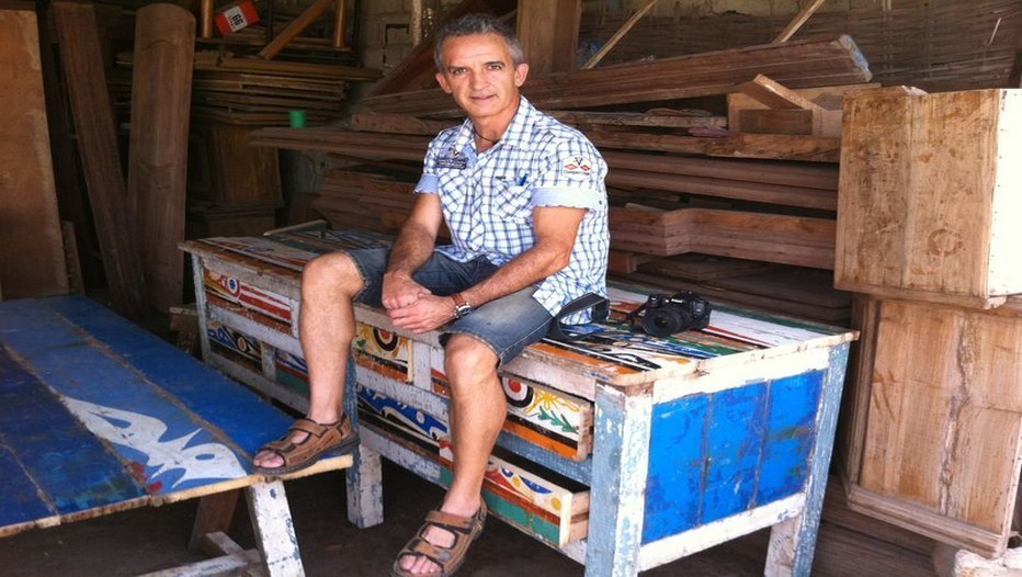 Ramon Llouch dans son atelier sénégalais