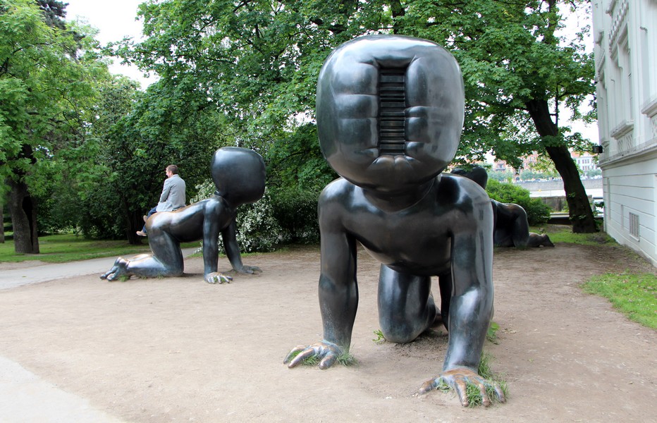 Des sculptures surréalistes dans les jardins de Prague.  @ David Raynal