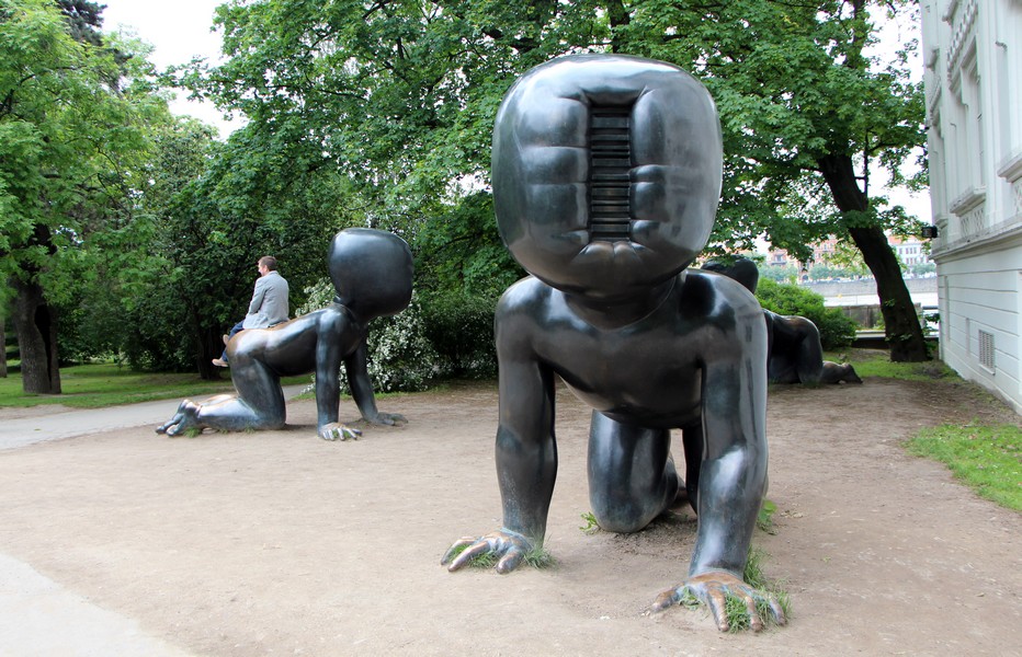 Des sculptures surréalistes dans les jardins de Prague. @ David Raynal Des sculptures surréalistes dans les jardins de Prague. @ David Raynal