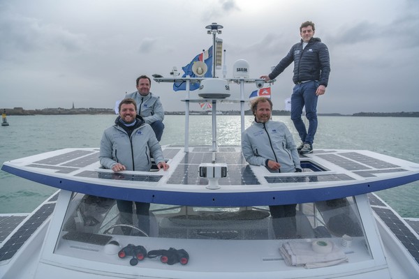 Energy Observer au départ de Saint-Malo en Bretagne - Légende photo équipage : Victorien Erussard, Jérôme Delafosse, Marin Jarry et Jean-Baptiste Sanchez © Energy Observer Productions - Amélie Conty